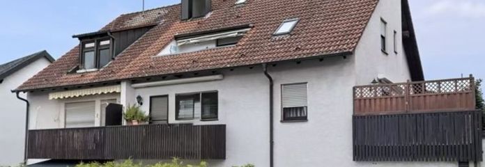 Ready for immediate occupancy: Well-maintained maisonette apartment with balcony and parking space