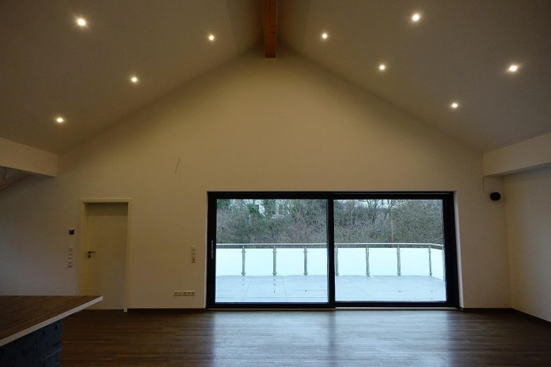 Wohnen wie im Penthouse: Galerie, Kamin und riesiger Wohnbereich – Wohnbereich