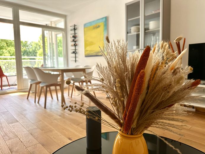 Zentrale & kernsanierte 3-Zimmer-Wohnung mit Loggia und Blick ins Grüne (befristet) – Wohnzimmer