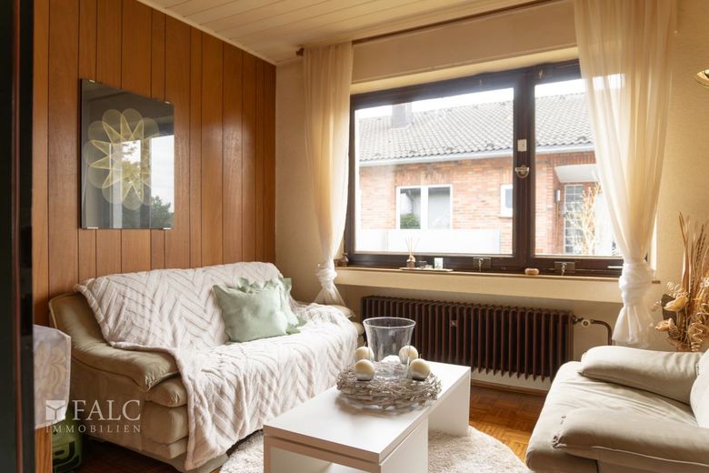 Bungalow auf 1289 m² Grundstück mit Pool – Kleines Wohnzimmer