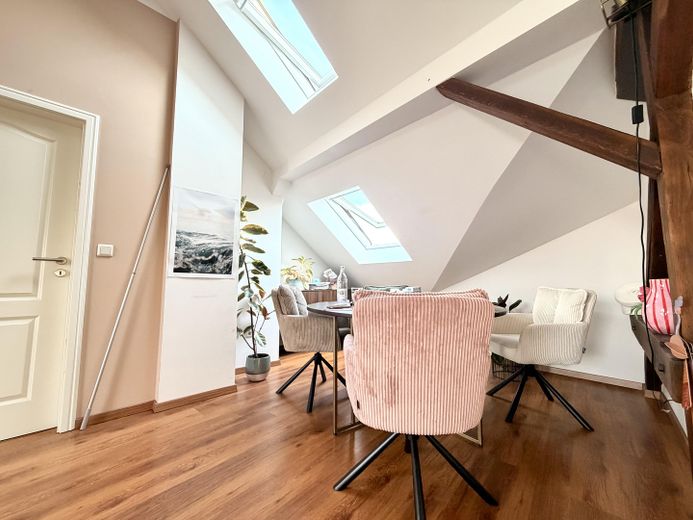 Einzigartiges Dachgeschoss +++ PROVISIONSFREI +++ 4 Zimmer, offene Balken & viel Tageslicht + Garage – Raum 1
