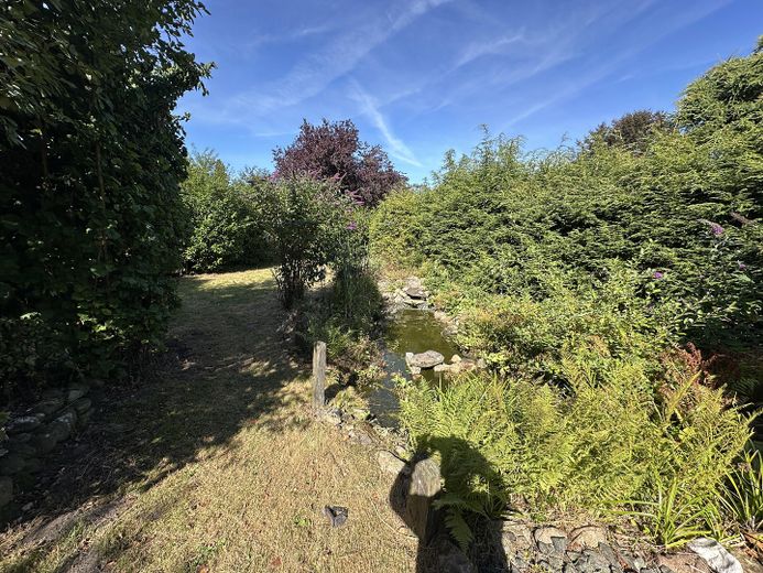 Oersdorf - Architektenhaus mit Charakter auf großzügigem Grundstück – Garten hinten mit Teich