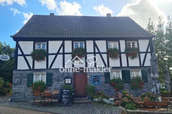 Historisches Fachwerk-Ensemble (Haupthaus + Nebengebäude + 2 Garagen)