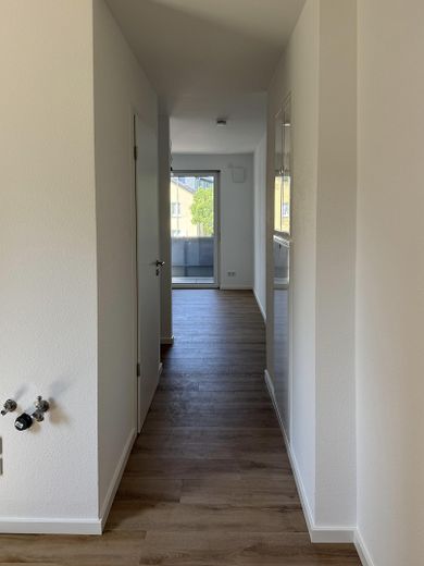 Möbliertes 1-Zimmer-Apartment mit Küche und Balkon (Erstbezug) – Flur