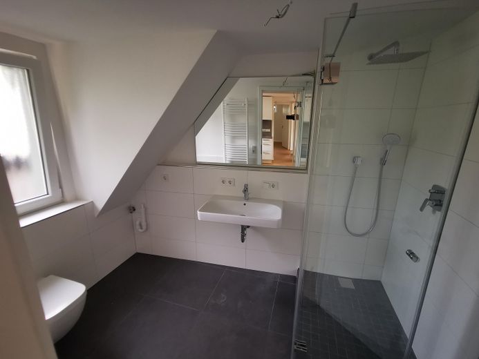 Modernisierte Dachgeschosswohnung in Mainz-Finthen - hell, ruhig und charmant – renoviertes Badezimmer