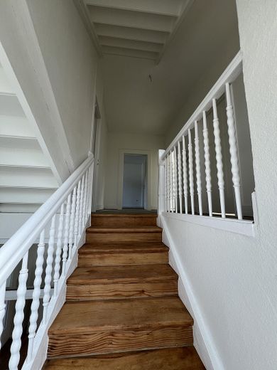 Sanierte Doppelhaushälfte mit Altbau-Charme in Jünkerath (Vulkaneifel) – Treppenaufgang 1. OG