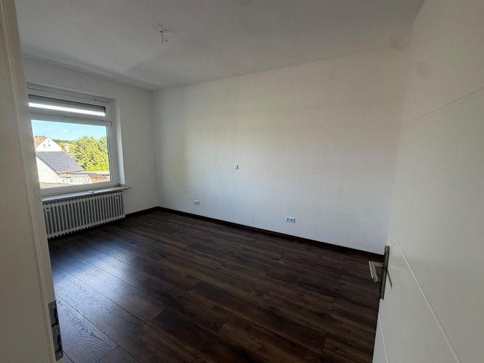 Cazibeli yaşam: Hilden’de balkonlu 3 odalı eski bina dairesi – Schlafzimmer 1