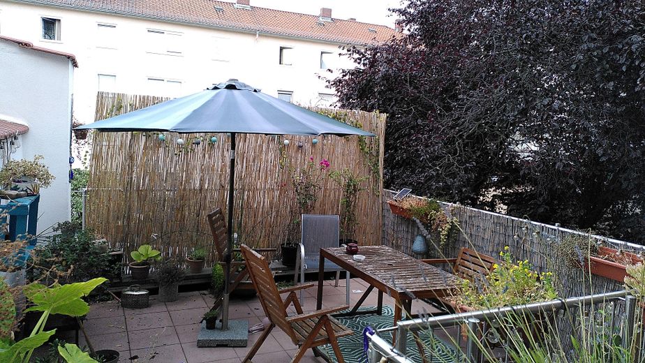 Großzügige Wohnung mit Hinterhof-Terrasse in Bahnhofsnähe – Terrasse