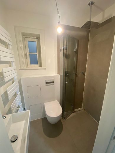 WG`s aufgepasst, Traumwohnung, 4 Zimmer Jugendstil, Top saniert, EBK, auf Zeit bis 30.April 2027 – Bad