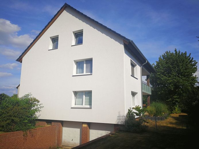 Modernes Zweifamilienhaus in Bredenbeck – Vorderseite Immobilie