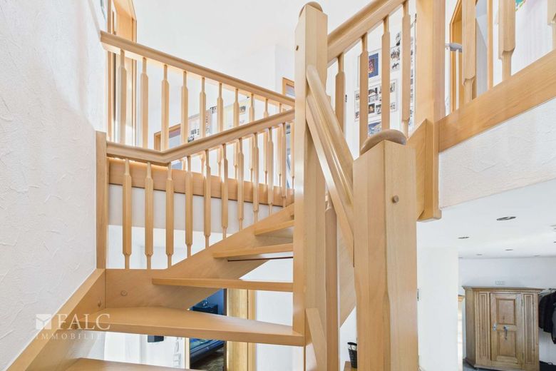 Großzügiges Einfamilienhaus mit Einliegerwohnung und Pool in ruhiger Lage – Treppe EG zu DG