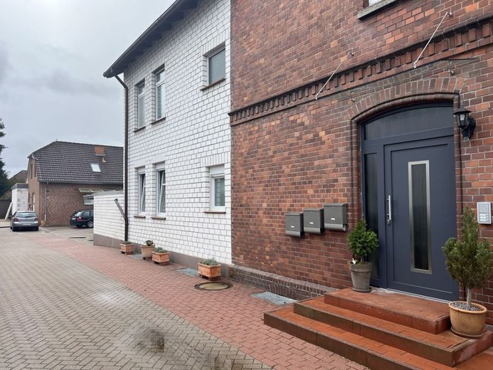 Wohnen mit Charakter - großzügige Altbauwohnung mit Balkon und Carport in Minden - Süd – Eingangstür