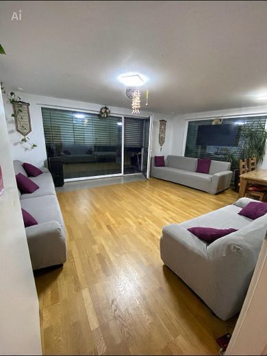 Aantrekkelijk, groot 2-kamerappartement in de stad met terras en zonnige tuin in Echterdingen – Wohnzimmer