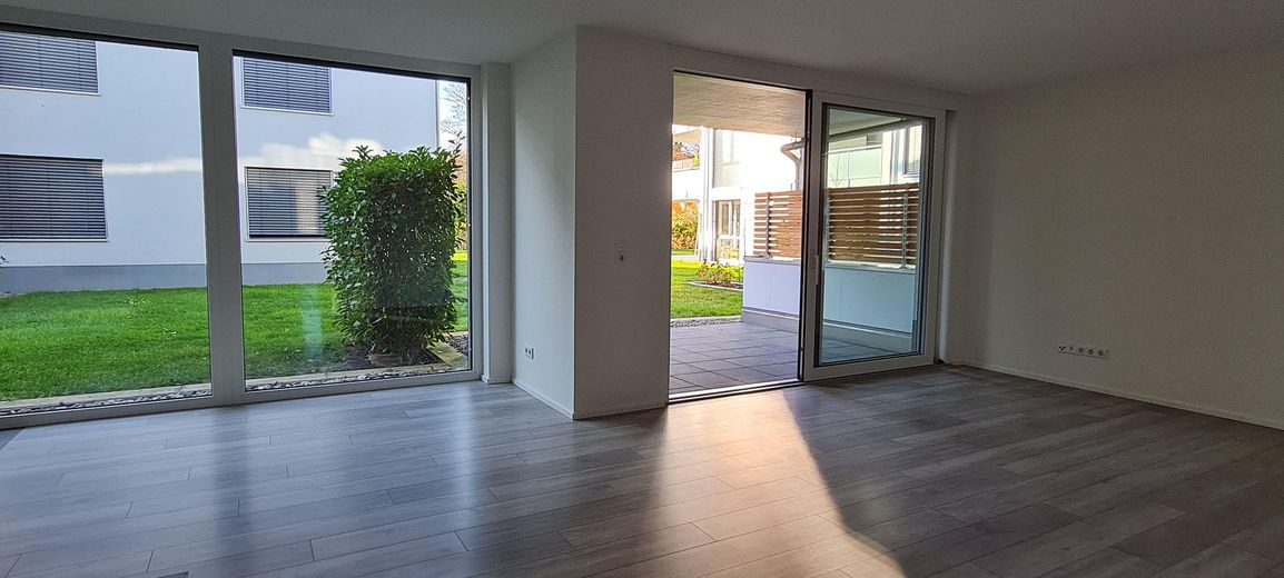 1. piętro nowoczesne mieszkanie 3,5-pokojowe z windą, zabudowaną kuchnią, zadaszonym balkonem, pomieszczeniem gospodarczym i WC dla gości – Wohnzimmer/Essbereich Expl. 