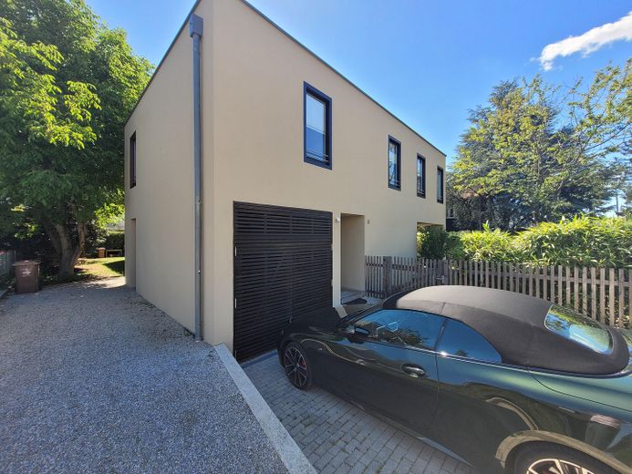 Traumhafte Dachterrassenwohnung – Eingang und Duplexparker