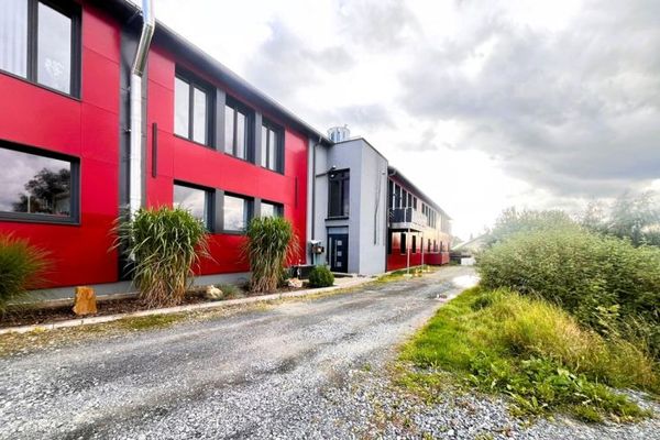Appartamento loft con balcone e soppalco in ex scuola – modernizzato e ristrutturato in modo sostenibile