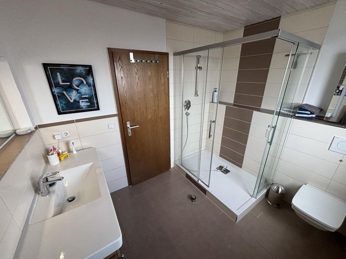 Dusche im Eltern-Badezimmer