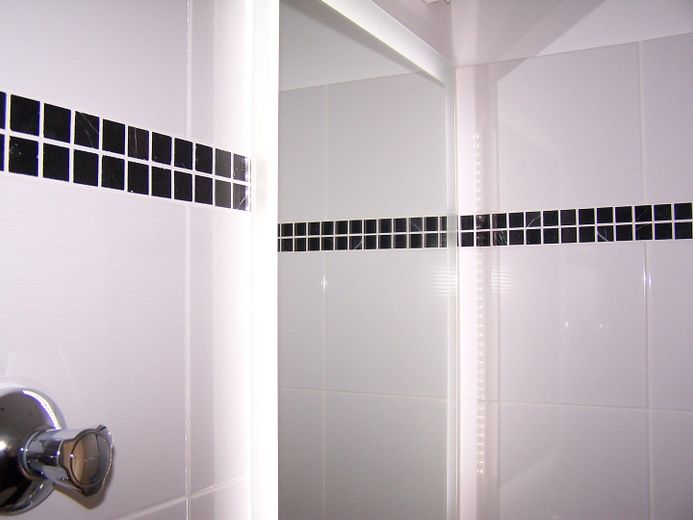 SCHWABING-WEST HELLE, MODERNISIERTE 2-ZIMMER-WOHNUNG MIT LOGGIA, SCHWIMMBAD UND GROSSER DACHTERRASSE – Details: Badausstattungs