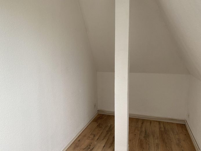 funktionale Dreiraumwohnung mit Einbauküche zentral und ruhig gelegen – Zimer rechts