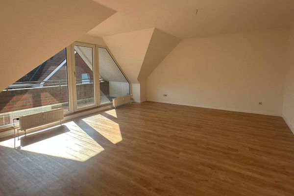 Renovierte 3-Zimmer-Dachgeschosswohnung mit BALKON und EBK
