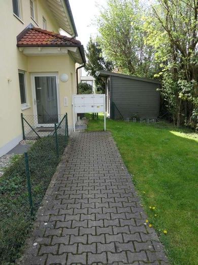 Ihr privates Zuhause in Weilheim – großzügiger Garten, stilvolles Wohnen & viel Privatsphäre – Weg zum Eingang
