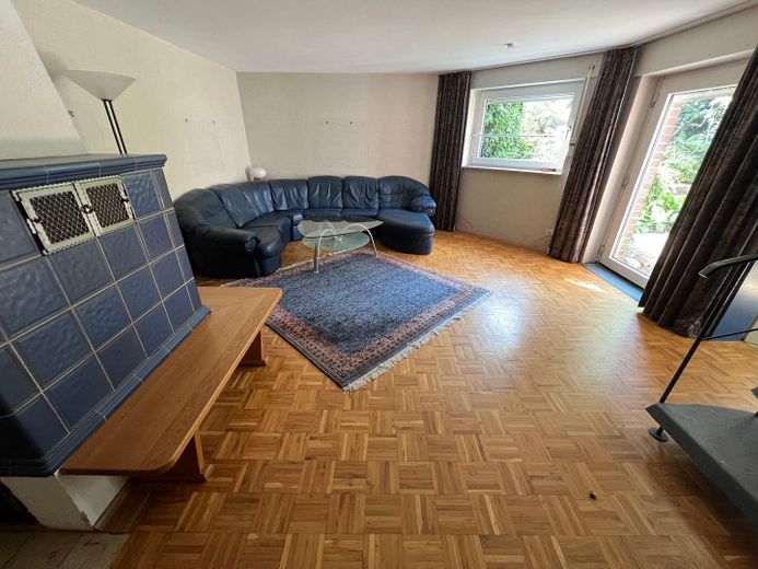 EFH mit Einliegerwhg. in Marl, Bungalow, Dämmung & Fußbodenheizung – Wohnzimmer mit Kachelofen