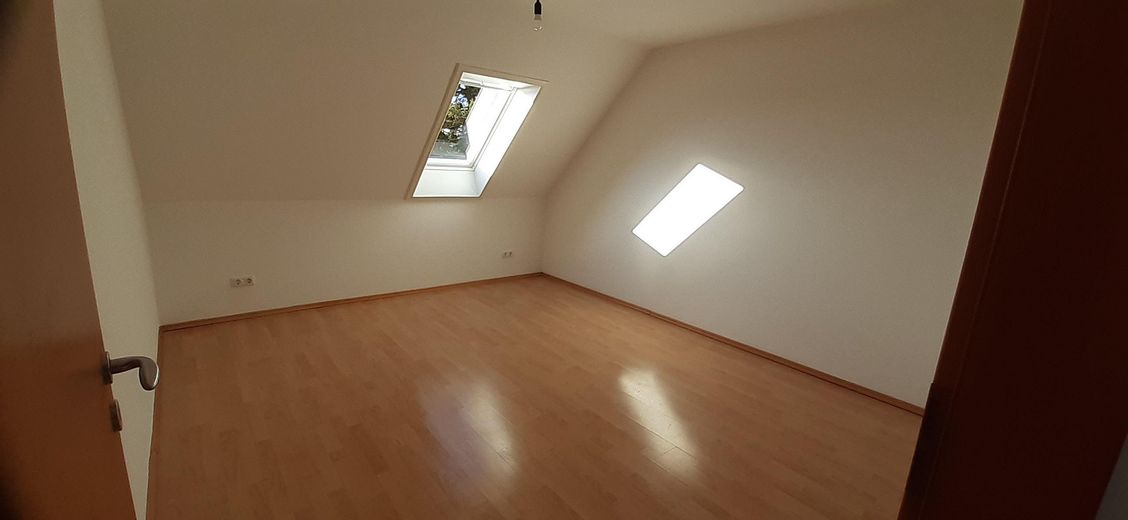 Von privat: Helle 3 Zi. DG-Wohnung bei Olching, Balkon, TG, fußläufig S3 – Foto 2