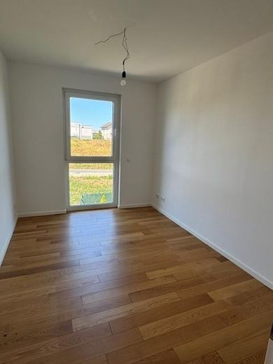 ¡Apartamento de 4 habitaciones con cocina americana y gran balcón! ¡Moderno, cómodo y excelentemente comunicado! – Kinderzimmer 1