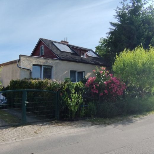 Verkauf Haus mit Grundstück im Grünen in Berlin – Straßenansicht rechts