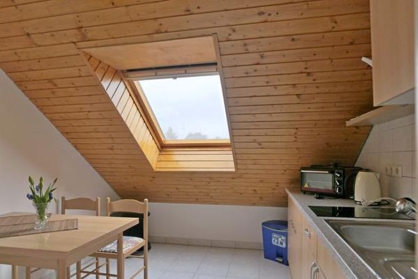 (EF1025_M) Dresden: Ockerwitz, preiswerte möblierte Dachwohnung mit Balkon und Grundreinigung, WLAN