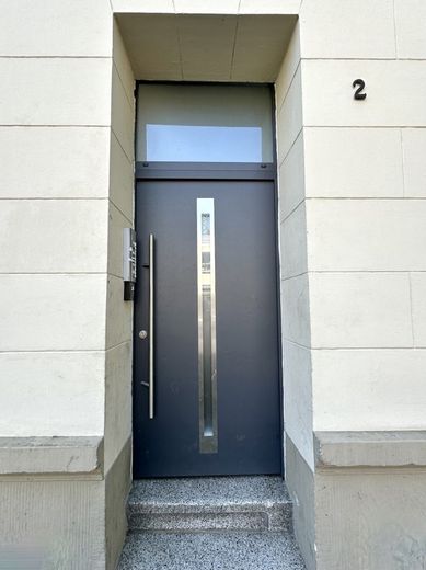 CITYHOUSE: Top-Rendite! Dachgeschosseinheit mit 3 Apartments einer Dachterrasse und Balkon! – Hauseingang