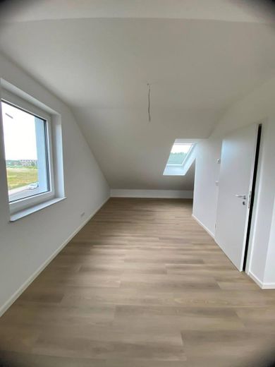 Casa adosada de nueva construcción (5 hab.) con jardín y plaza de aparcamiento – solo queda 1 disponible | cerca de Berlín/Potsdam – DG rechte Seite