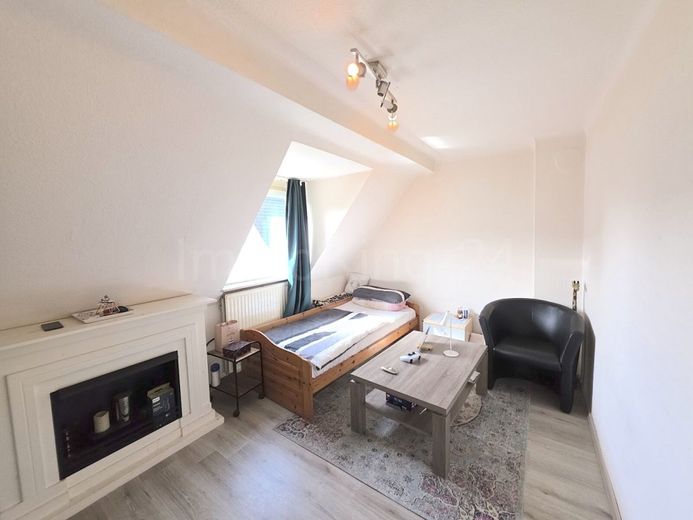 ++ MODERNISIERTES EINFAMILIENHAUS + SONNENTERRASSE + 2 GARAGEN IN RUHIGER LAGE!! ++ – SCHLAFZIMMER DACHGESCHOSS