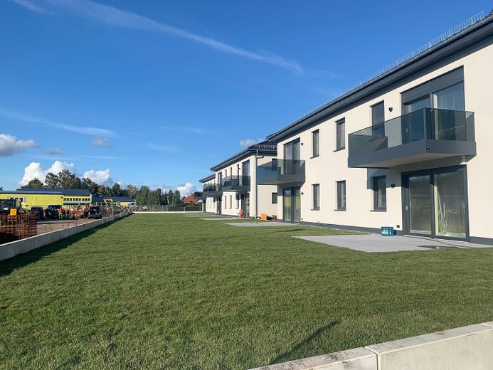 Obra nueva en Luckau: apartamento de 2 habitaciones disponible de inmediato, apartamento de 3 habitaciones a partir de enero de 2027; ambos con balcón – Rückseite der Liegenschaft