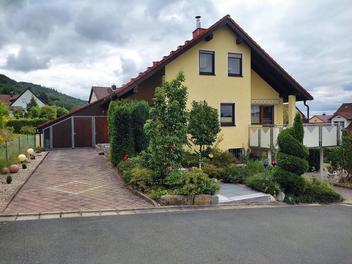 Ein schönes Zuhause in Südhanglage. – Westansicht  Eingang, N-Garage