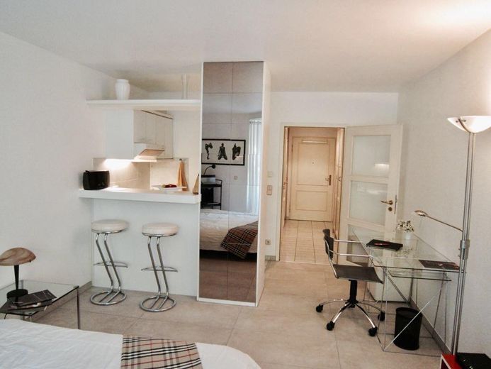 Appartamento con terrazza arredato in un complesso residenziale tranquillo – Blick auf Küche