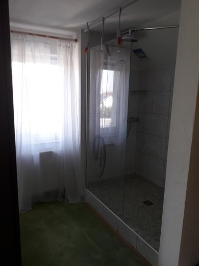 helle 2Z-DG-Wohnung – Dusche im Schlafzimmer