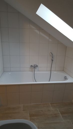 Sehr schöne renovierte Dachgeschoss-Wohnung 1,5 ZKB – Foto 1