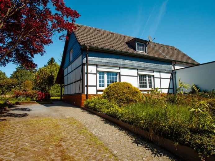 Idilio de entramado de madera con jardín de ensueño en Wiescheid – Foto 1