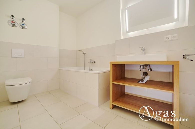 Wunderschöne 2 Zimmer Dachgeschosswohnung mit ca. 77m², EBK und Riesen-Balkon in Berlin-Mitte – Badezimmer