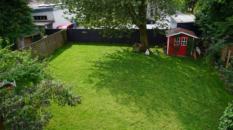Charme historique. Confort de vie moderne. Un chez-soi avec du caractère. – Blick in Garten von Terrasse