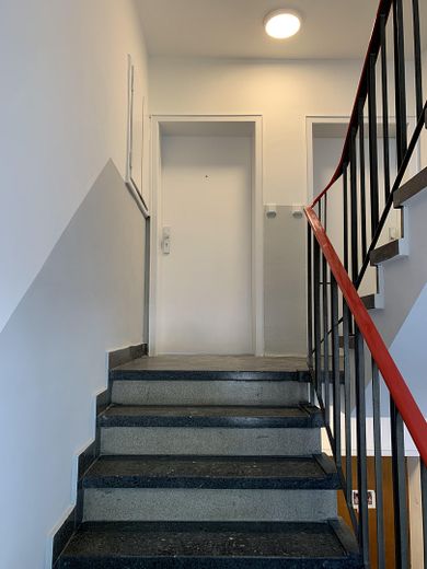 Appartamento di 3 locali | 55 m² | completamente ristrutturato | Disponibile: dal 01.11.26 – 6_Treppenhaus