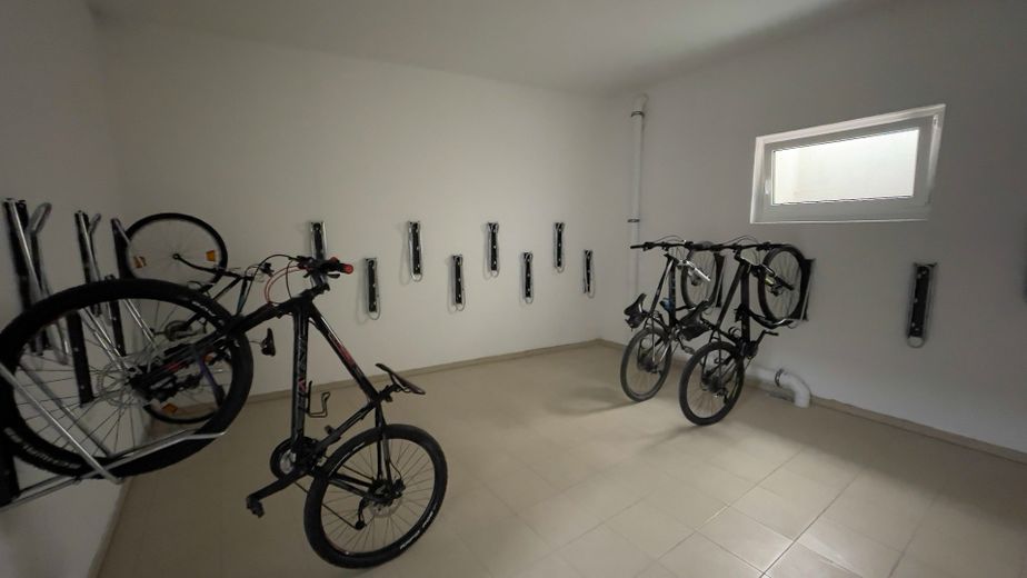 Exklusive 4,5-Zimmer-Wohnung 2 Balkone und EBK – Fahrradraum