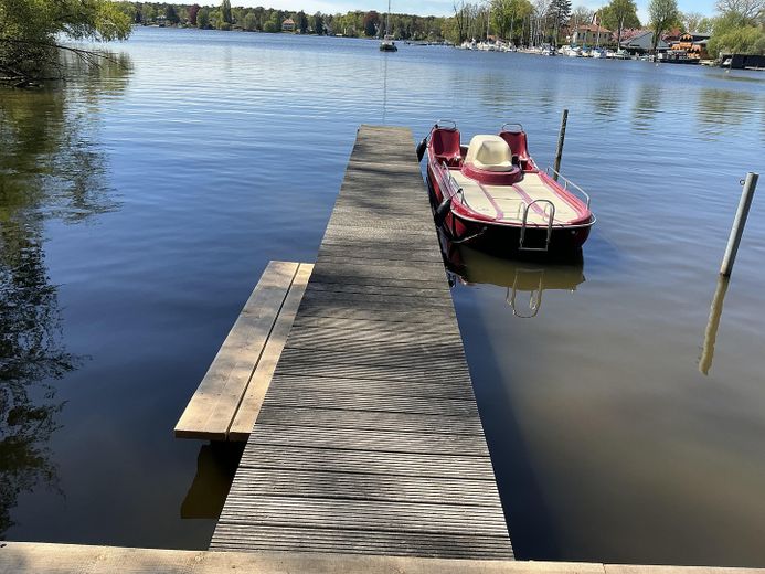 Waterfront property with bungalow and boat dock. – Photo 12