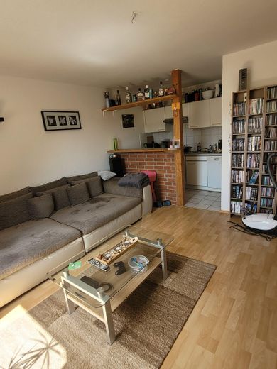 2-Zimmer-Wohnung mit neuen Fenstern und Carport– modernisiert & praktisch – Wohnzimmer