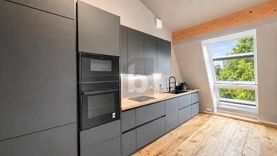 MODERNE ELEGANZ AUF RUHE TRIFFT – 1788346095_0730a0.jpg