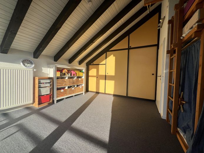 Hell und großzügig geschnitten - Freistehendes Einfamilienhaus mit Garten und Kamin – Zimmer mit Balkon im OG