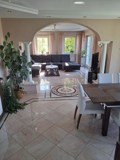 Esszimmer mit Blick ins Wohnz.