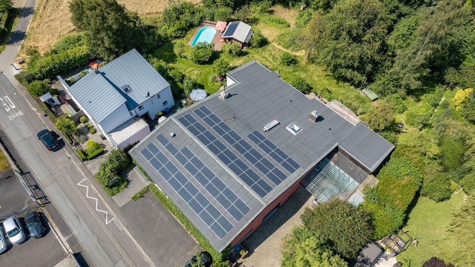 Einzigartig im Umkreis: 278m² Design-Loft-Halle + 100m² Büro-Obergeschoss, genehmigt als Wohnraum – Halle mit PV, Wohnen & Garten