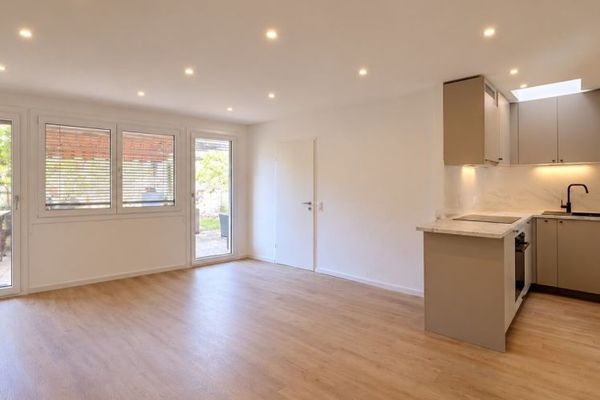 Joyau de 2 pièces entièrement rénové à Freiburg-Oberau– 2 terrasses & 10.800 € de loyer annuel hors charges